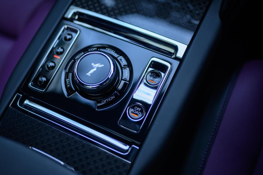 Детали интерьера Rolls-Royce Cullinan 2018 года  (JP) (фото 19 из 29)